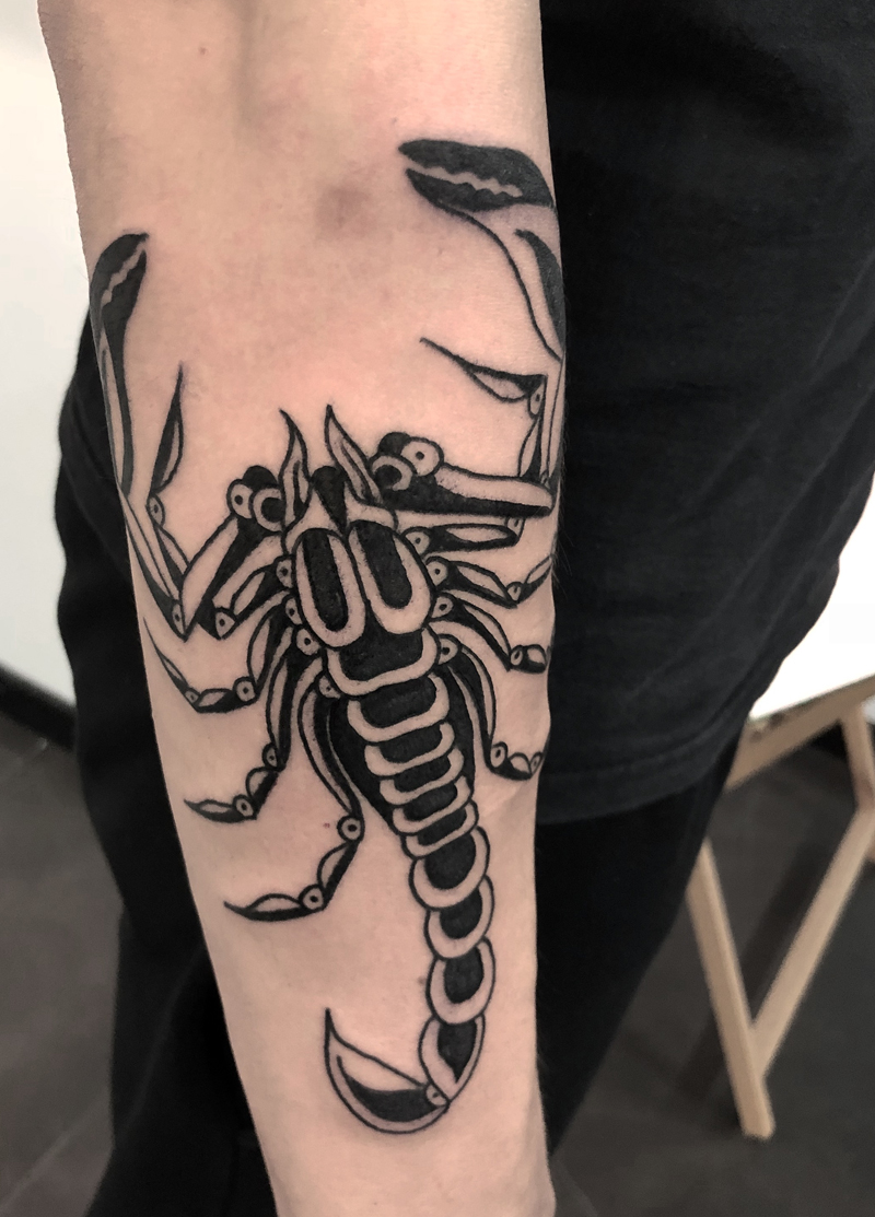 Blackwork tattoo escorpión