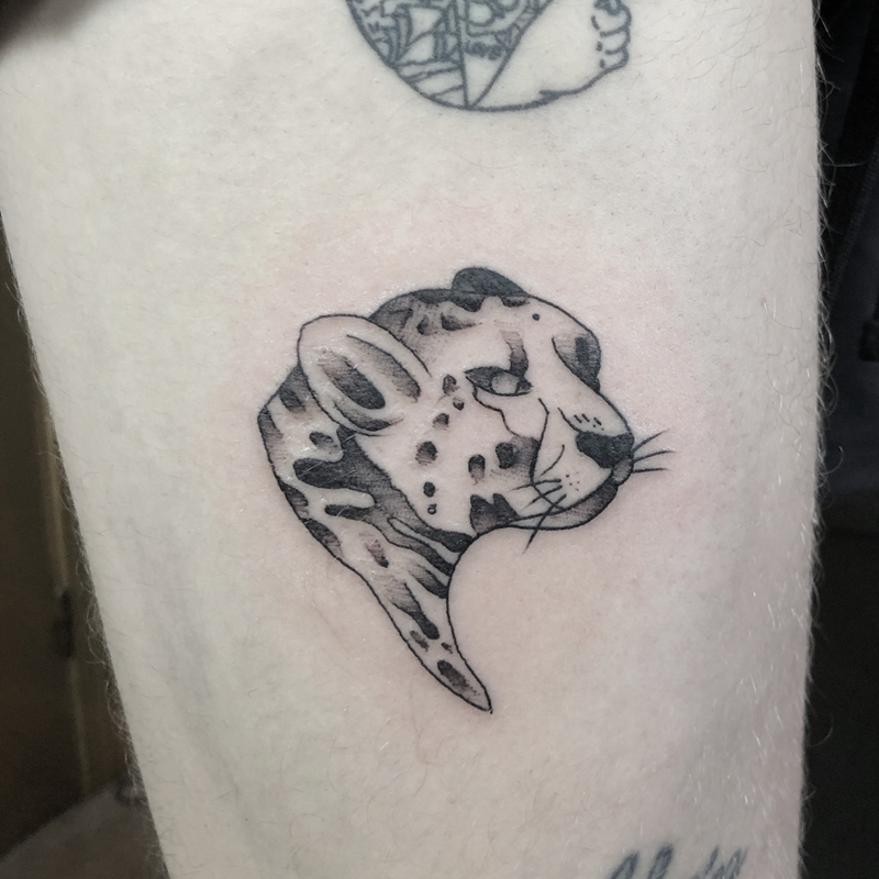 Tatuaje minimalista guepardo
