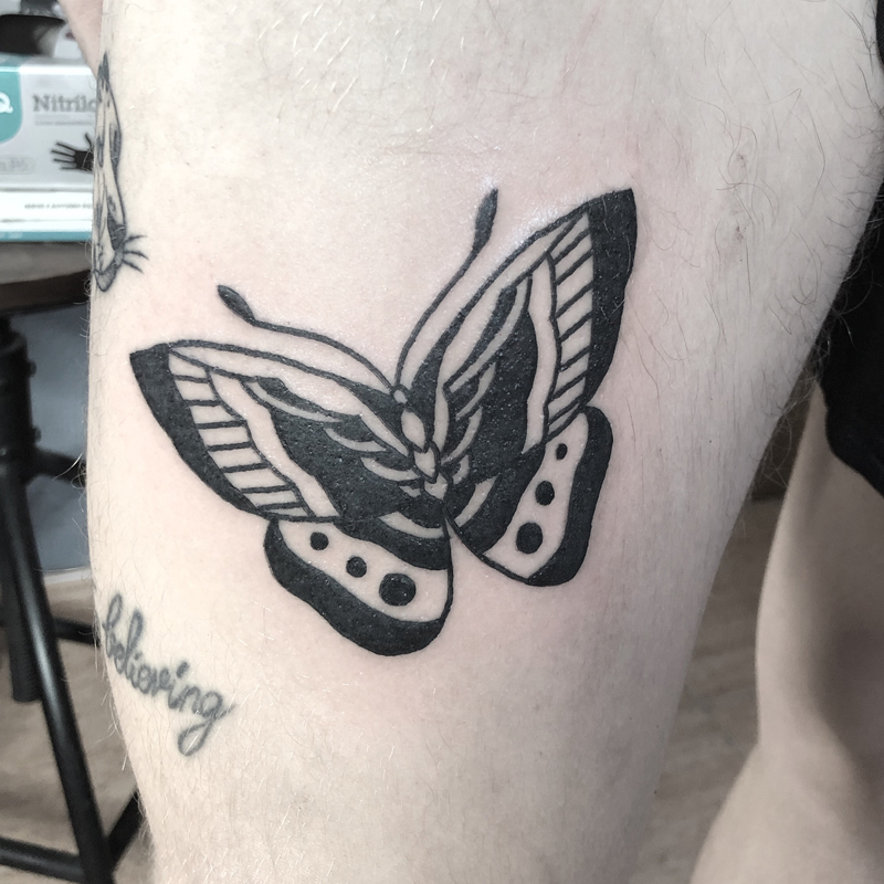 Blackwork tattoo mariposa