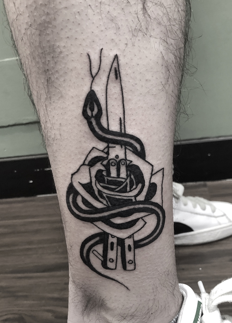 Blackwork tattoo navaja, rosa y serpiente
