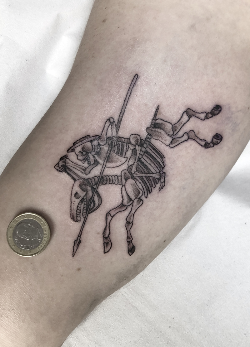 Tatuaje minimalista El Quijote