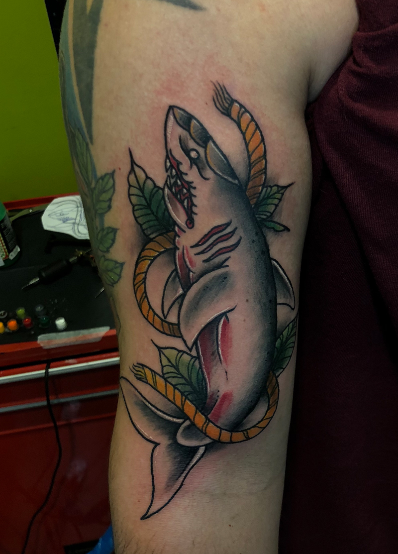 Tatuaje neotradicional tiburón