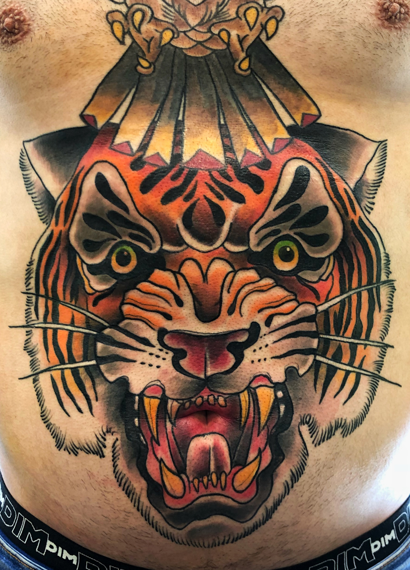 Tatuaje neotradicional tigre abdomen